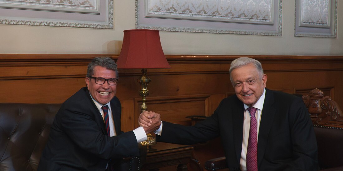 Ricardo Monreal anunció en reunión con AMLO que dejará su coordinación en el Senado.