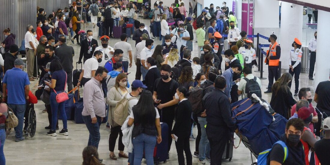 Cientos de personas atestan los pasillos del aeropuerto de la CDMX, para viajar.