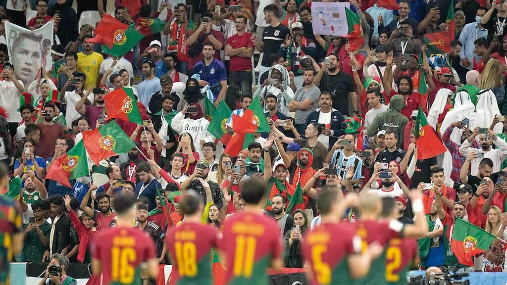 Futbolistas lusos celebran con su afición el pase a cuartos de final.