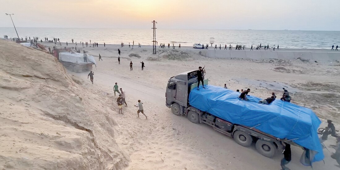 Camiones con víveres llegaron ayer a la Franja por un muelle construido por EU.