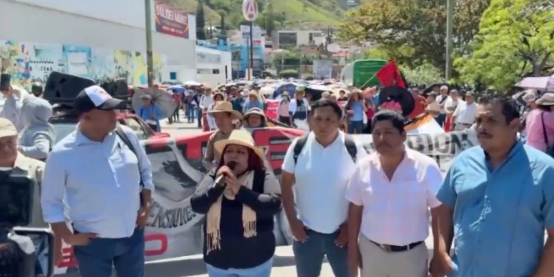 Profesores de la CETEG cerraron la circulación en la Autopista del Sol Cuernavaca-Acapulco.