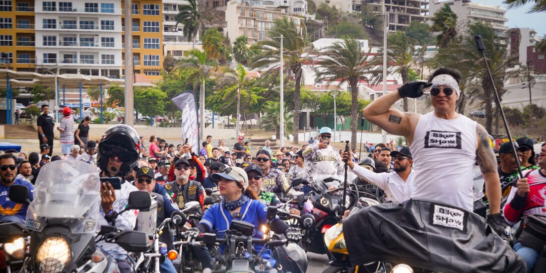 Motociclistas de diversas nacionalidades exhiben modelos clásicos y deportivos durante el tradicional desfile en el Paseo Claussen.