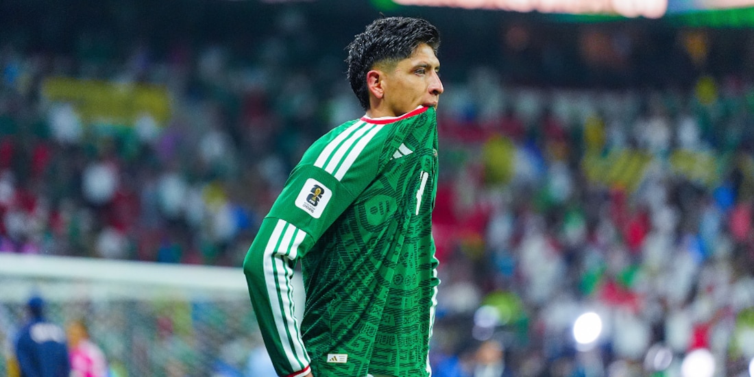 Edson Álvarez durante un partido de la Copa del Mundo con México.