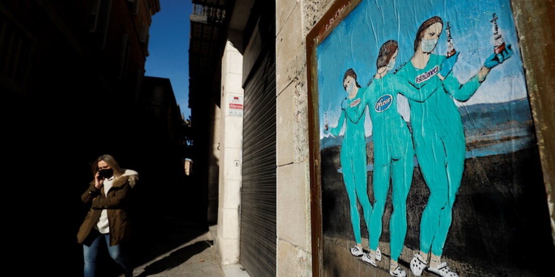 Una pintura que representa las vacunas Moderna, Pfizer y AstraZeneca decora una calle de Barcelona, España.