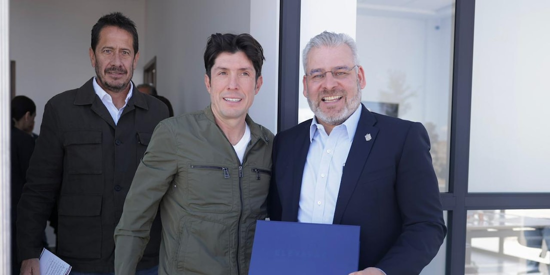 A la derecha el Gobernador constitucional.