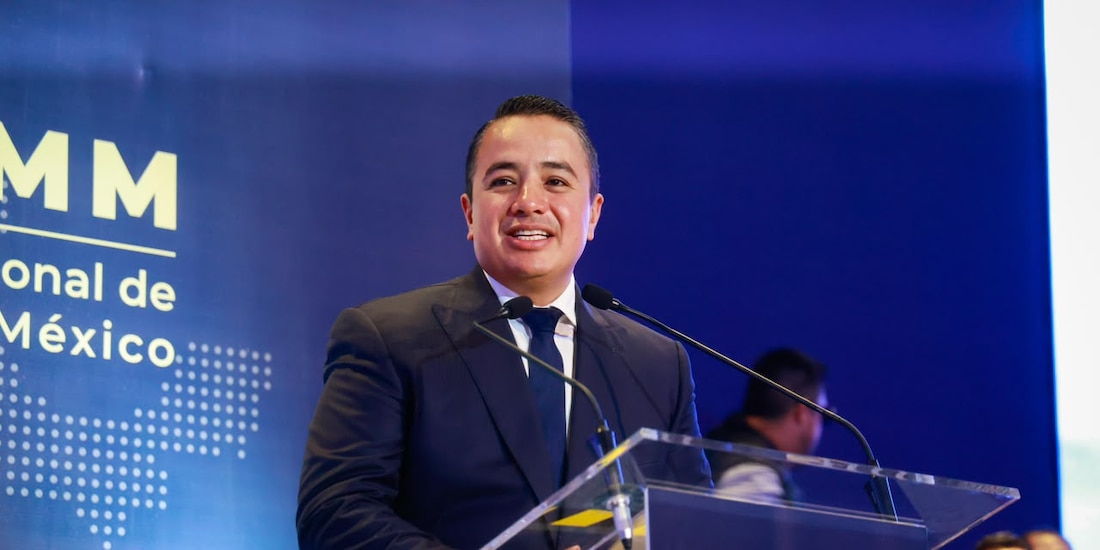 Janecarlo Lozano rinde protesta como nuevo presidente nacional de la CONAMM, acompañado por la Jefa de Gobierno, Clara Brugada.