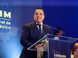Janecarlo Lozano rinde protesta como nuevo presidente nacional de la CONAMM, acompañado por la Jefa de Gobierno, Clara Brugada.