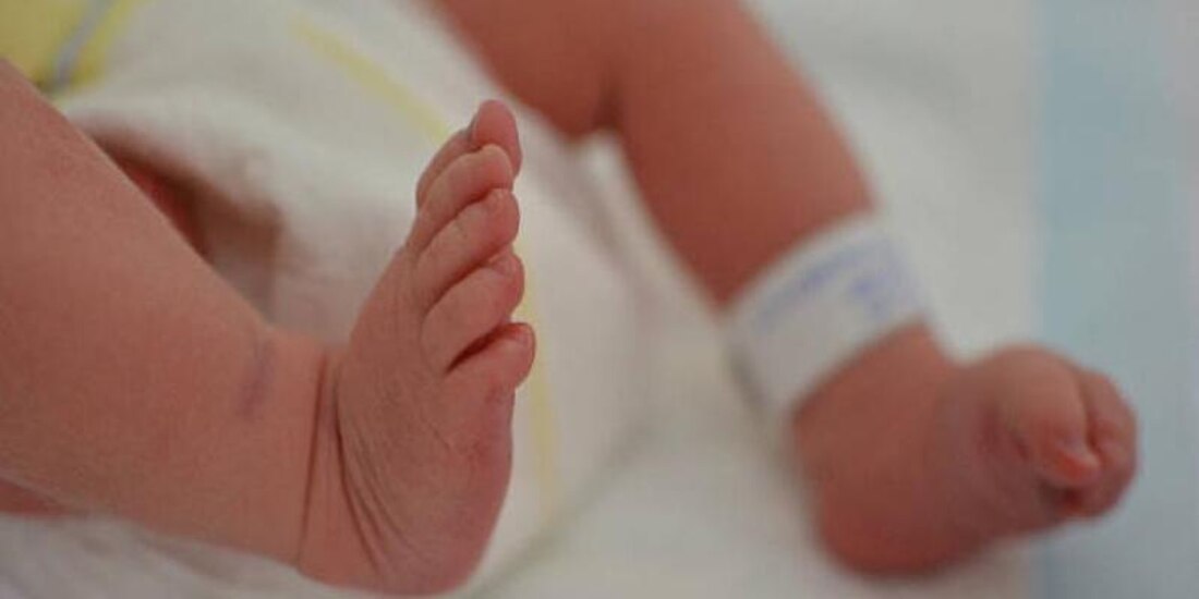 Mujer roba a bebé de hospital y lo abandona afuera de un departamento en España