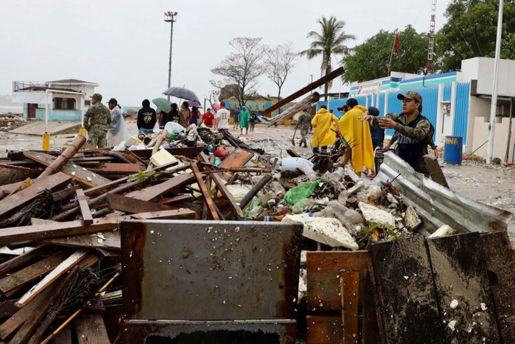 Elementos de la Semar apoyan en la limpieza en calles de San Pedro Mixtepec