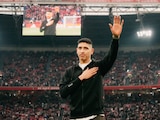 Edson Álvarez en su homenaje del Ajax.