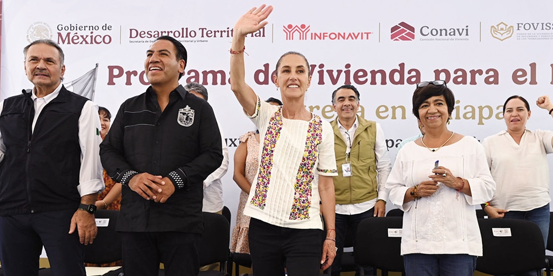 La mandataria (c.), durante su visita a Tuxtla Gutiérrez, ayer.