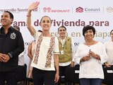 La mandataria (c.), durante su visita a Tuxtla Gutiérrez, ayer.