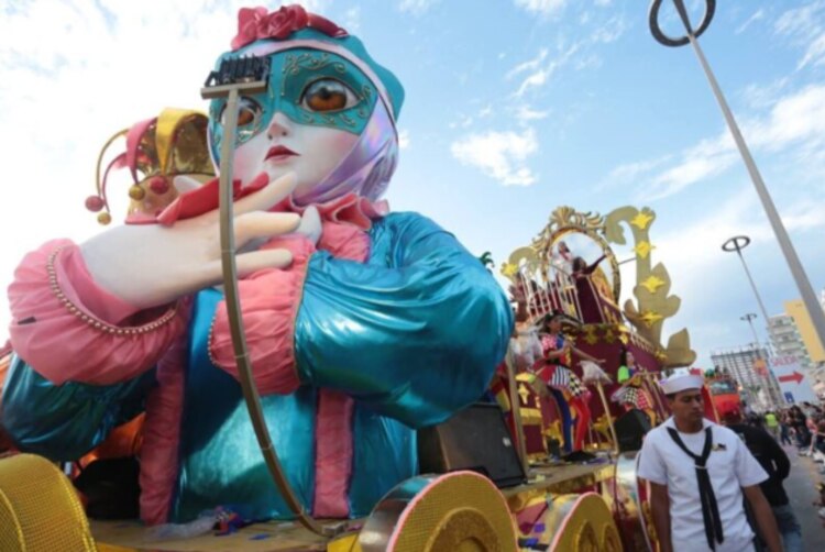 Los carros alegóricos se elaboran meses antes del carnaval