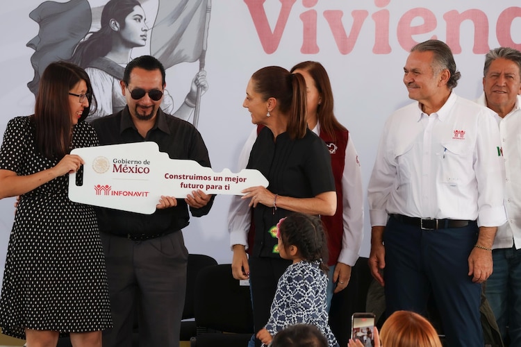 Presidenta Claudia Sheinbaum durante la entrega del programa Vivienda para el Bienestar en Puebla.