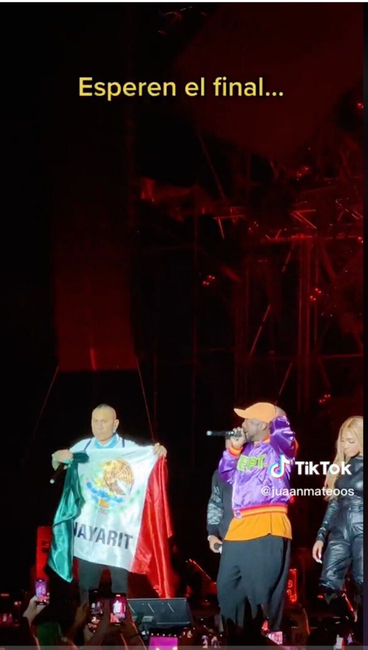 Black Eyed Peas luce la bandera tricolor