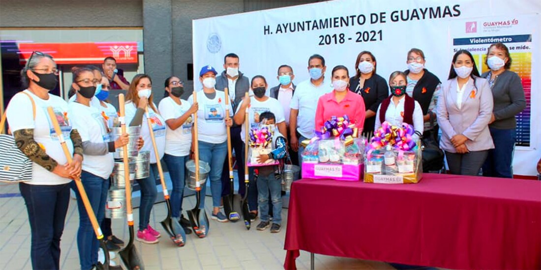 La alcaldesa Sara Valle Dessens en el evento en que entregó palas a familiares de desaparecidos.
