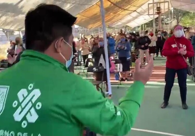 Elementos del Instituto del Deporte de la CDMX motivan a los adultos mayores a ejercitarse durante la espera de la vacuna Covid en las alcaldías Tláhuac, Xochimilco e Iztacalco.
