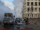 Bomberos ucranianos atienden los daños del ataque dirigido a Kiev.