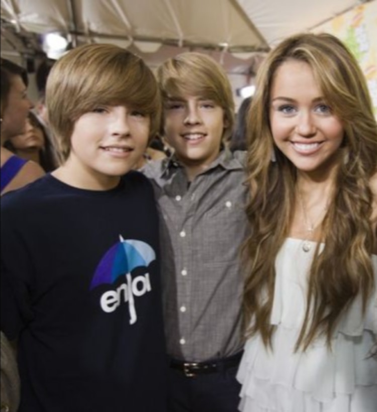 Los gemelos Sprouse y Miley Cyrus