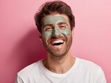 Mascarilla de barro para exfoliar la piel.