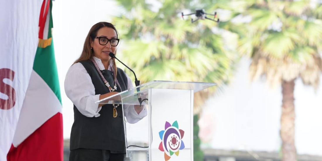 Azucena Cisneros entrega 1,000 tarjetas de apoyo a universitarios de Ecatepec.