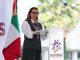 Azucena Cisneros entrega 1,000 tarjetas de apoyo a universitarios de Ecatepec.