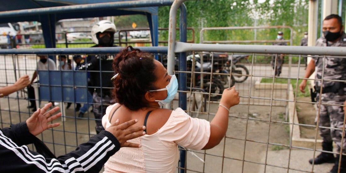 Familiares de internos protestan afuera de la prisión de Guayaquil tras motín.
