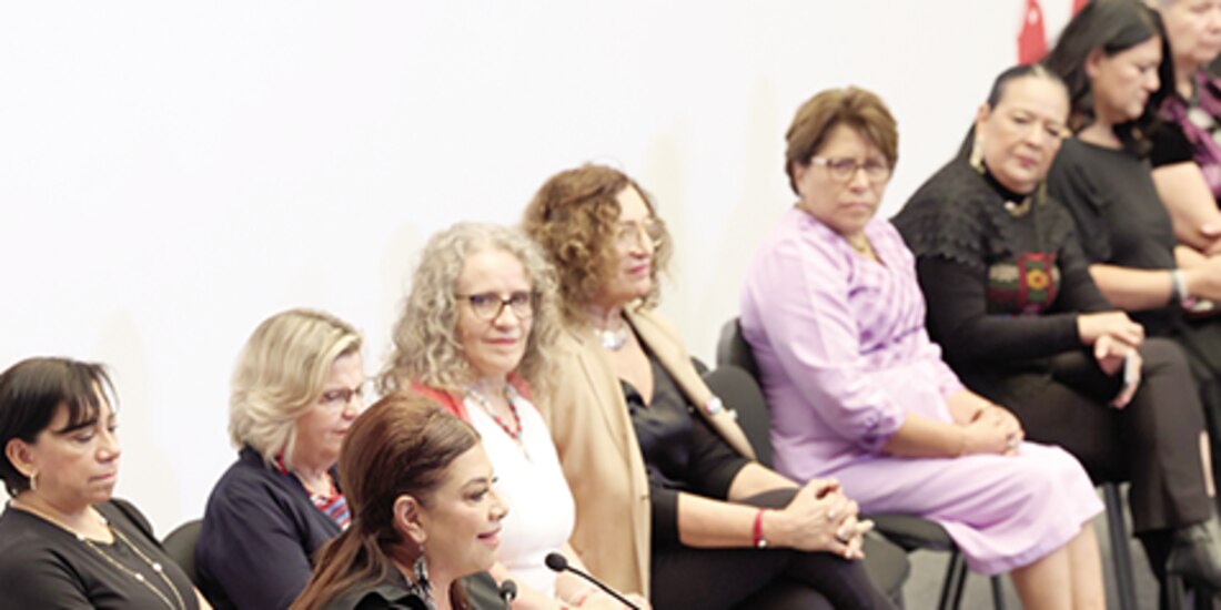 Clara Brugada junto a integrantes de su gabinete y otros Poderes, ayer.