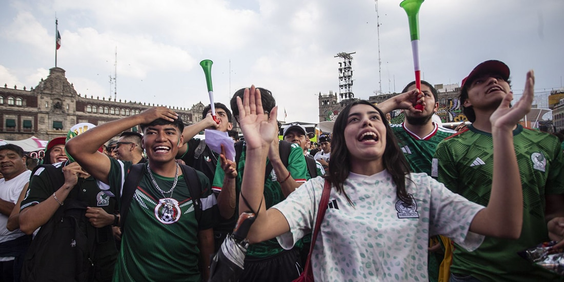 Cientos de personas ven el partido México vs Corea en el FIFA Fest en su cede de la plancha del Zócalo en el Centro Histórico.