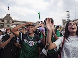 Cientos de personas ven el partido México vs Corea en el FIFA Fest en su cede de la plancha del Zócalo en el Centro Histórico.