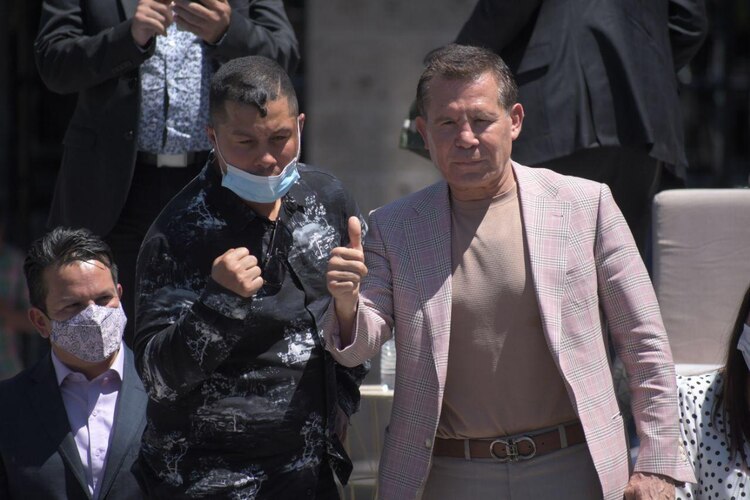 Julio César Chávez y "Macho" Camacho presentan su próxima pelea.