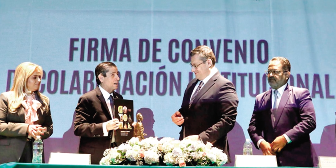 Giovani Gutiérrez, en la firma del convenio con el TJA de la ciudad.