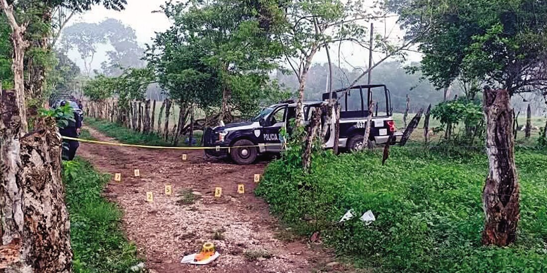 Elementos del orden resguardan el lugar de la agresión, ayer.
