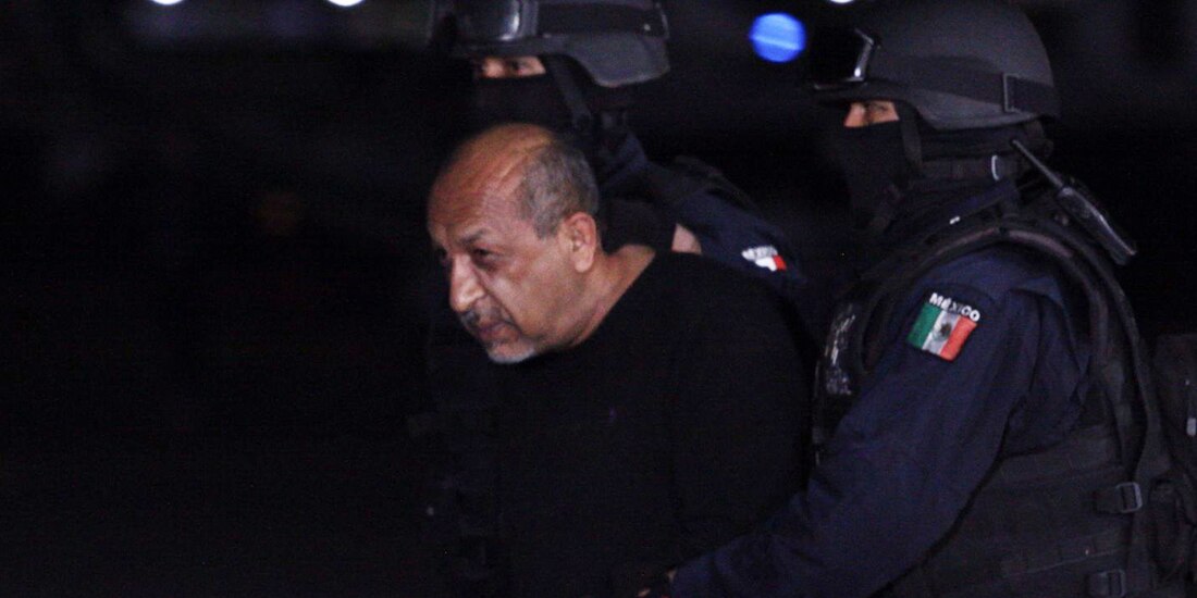 En una imagen de 2015, elementos de la Policía Federal trasladan a Servando Gómez Martínez, La Tuta, a un penal de alta seguridad tras su detención
