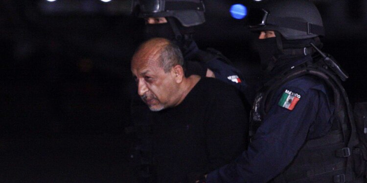 En una imagen de 2015, elementos de la Policía Federal trasladan a Servando Gómez Martínez, La Tuta, a un penal de alta seguridad tras su detención