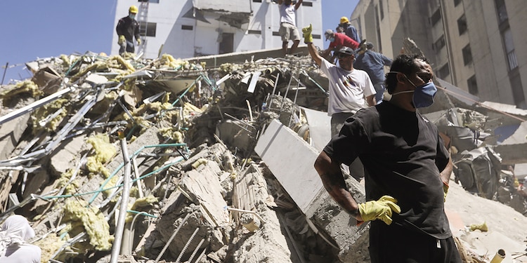 Socorristas piden silencio durante el rescate de sobrevivientes en Colombia.