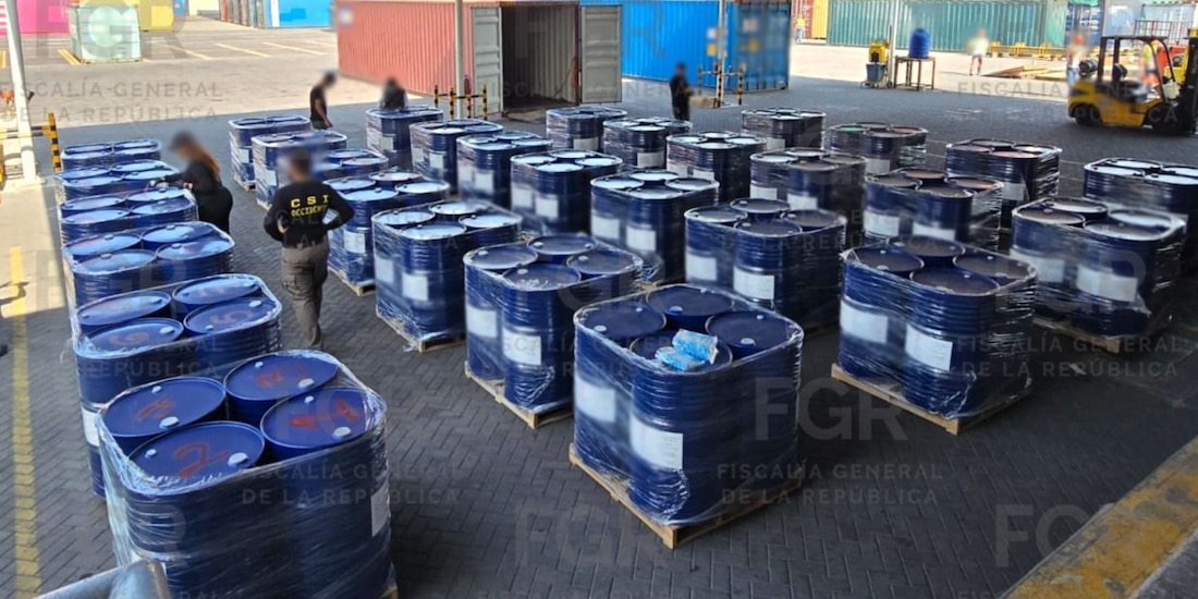 Aseguran más de 54 mil litros de precursores químicos en puerto de Manzanillo.