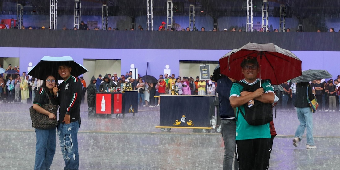 Una fuerte lluvia sorprendió a los aficionados