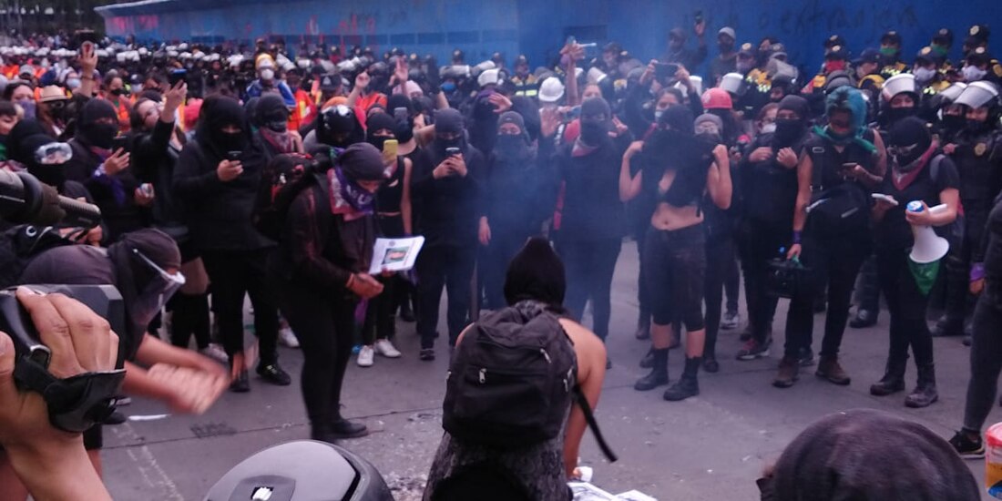 Las manifestantes quemaron un escudo antimotines que lograron quitarle a una policía. En tanto, las elementos de la Secretaría de Seguridad Ciudadana sólo apagaron el conato de incendio cuando se retiraron.