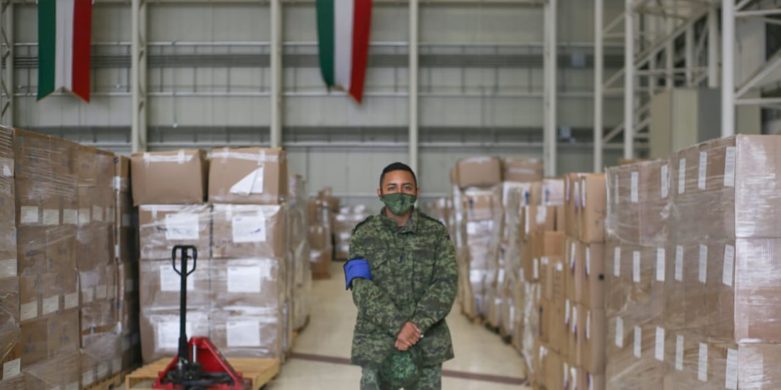 Elemento de la Sedena en el Almacén Covid.