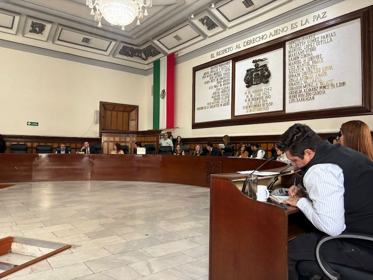 Regidores de MC, PAN, PRI y Hagamos dan su voto a favor para que la iniciativa de la Presidenta Delgadillo salga adelante en la sesión extraordinaria.