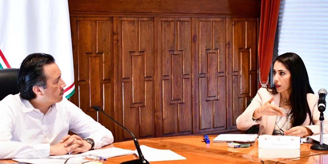 El gobernador Cuitláhuac García dialoga con la fiscal Verónica Hernández, durante una reunión de seguridad.