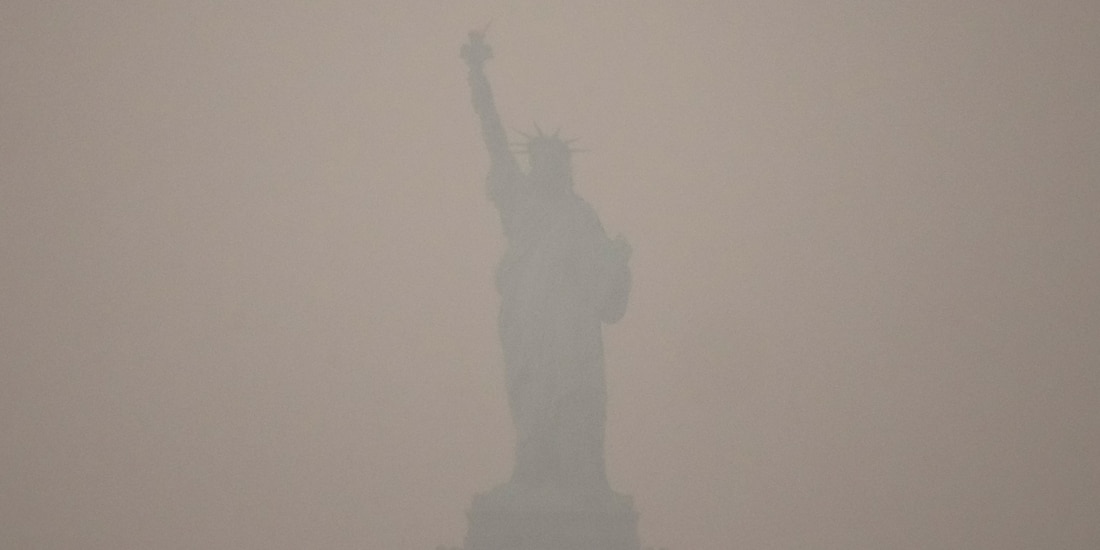 La Estatua de la Libertad cubierta de humo causado por incendios forestales procedentes de Canadá
