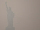 La Estatua de la Libertad cubierta de humo causado por incendios forestales procedentes de Canadá