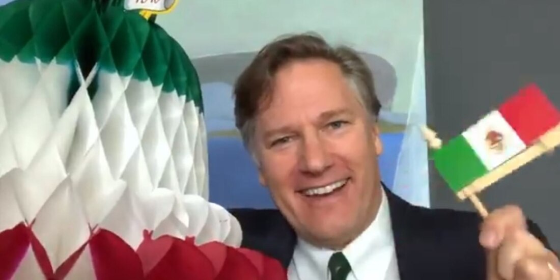 "Viva México, viva la hermandad con Estados Unidos", arengó el diplomático norteamericano.