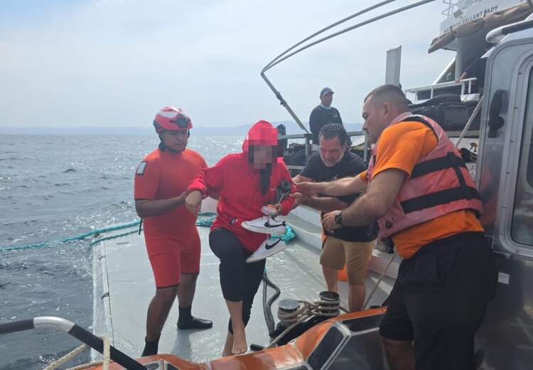 La Semar localizó y rescató a dos ciudadanos canadienses tras el desplome de una avioneta cerca de Isla Cerralvo, BCS.