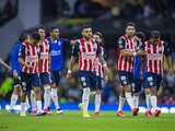 Jugadores de Chivas, después del 0-0 con América, en la J10.