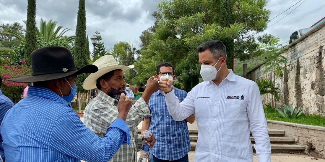 Alejandro Murat se reunió en San Vicente Coatlán con autoridades municipales. 