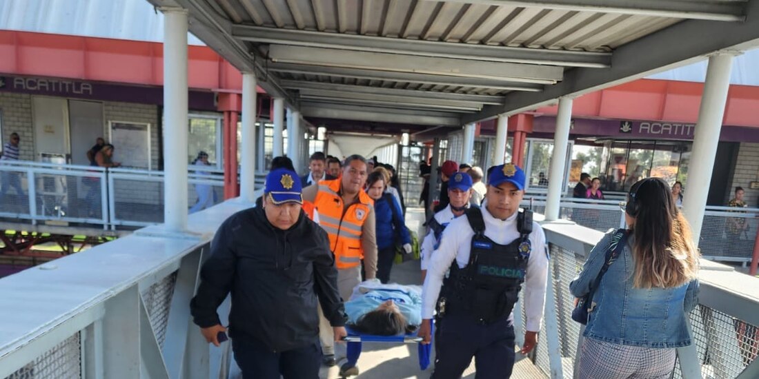 uniformados auxiliaron a una mujer el 15 de agosto en el Metro Acatitla.