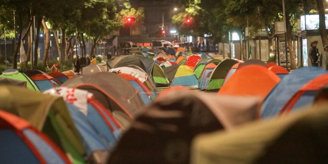 El Frente Nacional AntiAMLO comenzó una manifestación pacífica y estableció un campamento en la Avenida Juárez.